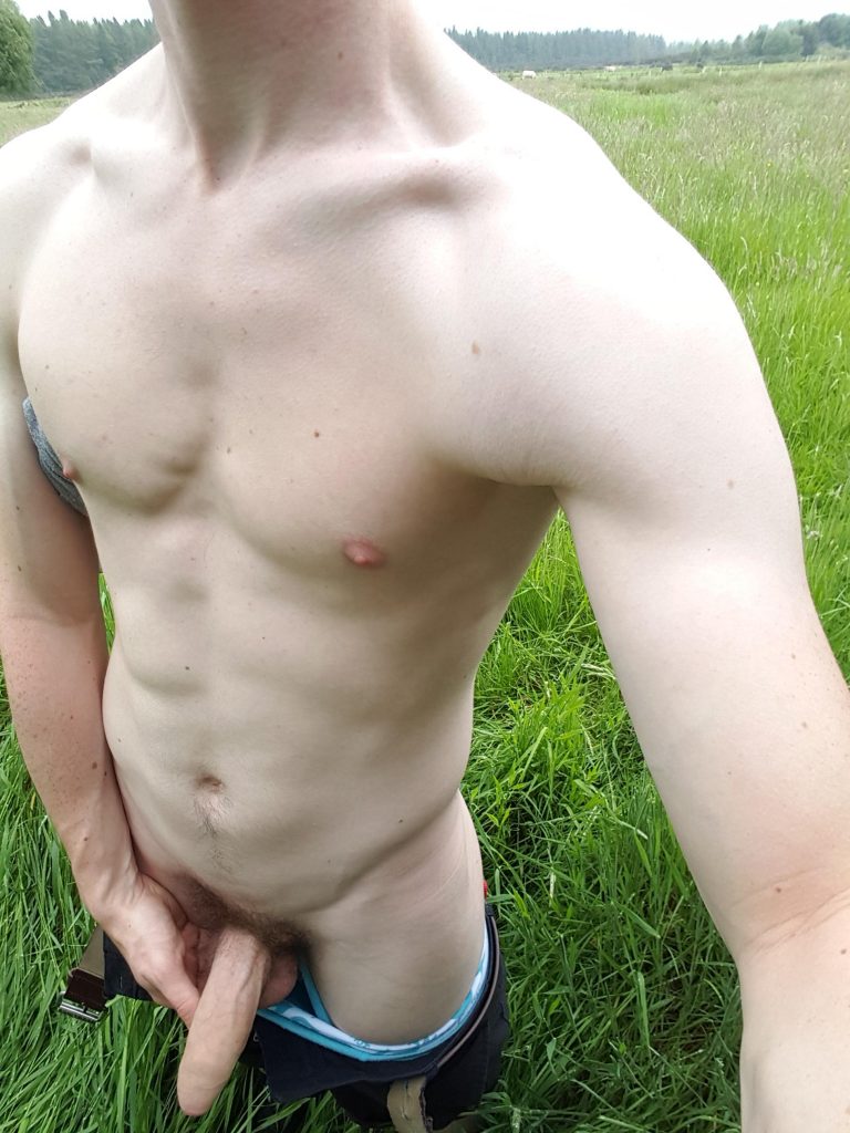 Selfie musclé d'une belle bite dans l'herbe